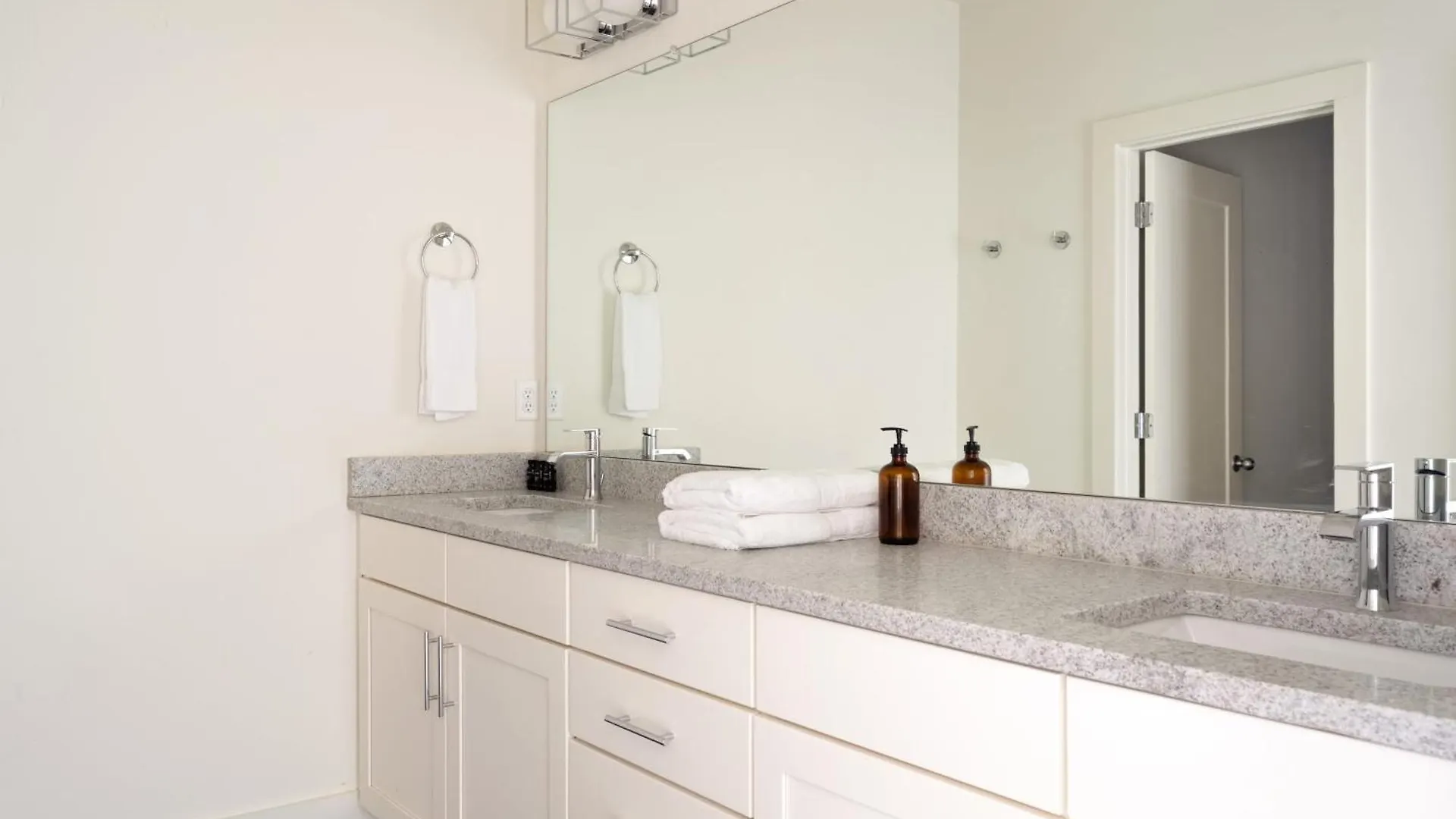 Hart Suite Buyout 5 By Avantstay Two Town House Buyout W Modern Amenities In Nashville Casa vacanze